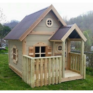 Деревянный домик для детей на дачу